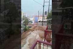 Σύμη: Ορμητικοί χείμαρροι παρέσυραν αυτοκίνητα στην θάλασσα - Έρευνες για εγκλωβισμένους