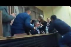 Απίστευτες σκηνές στο Εργατικό Κέντρο Πάτρας - Έπεσε... ξύλο στη συνέλευση για τους αντιπροσώπους ενόψει εκλογών