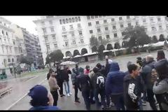 «Πρόσφυγας» επιχείρησε να αυτοπυρποληθεί στην πλατεία Αριστοτέλους - Δείτε τα βίντεο