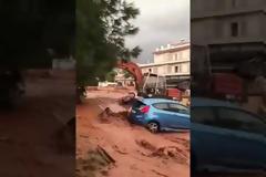 Βίντεο ντοκουμέντο την ώρα που ο χείμαρρος πλήττει τη Μάνδρα