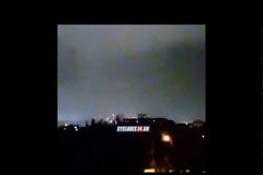 Κεραυνός κάνει τη νύχτα μέρα στον Πειραιά (βίντεο)