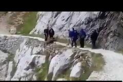 Απάνθρωπο: Πεζοπόροι στην Ισπανία σπρώχνουν με ξύλα ένα αγριογούρουνο στον γκρεμό (video)