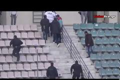 Προπηλακίστηκαν αστυνομικοί στη χθεσινή ποδοσφαιρική συνάντηση Ολυμπιακός Βόλου- ΝΠΣΒ (Video)