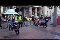 Απίστευτο βίντεο: Πακιστανοί  μπέρδεψαν με χρυσαυγίτες οπαδούς του ΠΑΟΚ και το... πλήρωσαν με άγριο ξύλο και διώξιμο από την Ομόνοια.