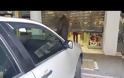 Πάτρα: Μπήκε με το αυτοκίνητο σε βιτρίνα καταστήματος