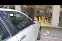 Πάτρα: Μπήκε με το αυτοκίνητο σε βιτρίνα καταστήματος