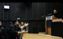 Σφοδρή λεκτική επίθεση των κατοίκων της Μάνδρας κατά της Ρένας Δούρου [Βίντεο]