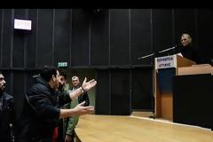 Σφοδρή λεκτική επίθεση των κατοίκων της Μάνδρας κατά της Ρένας Δούρου [Βίντεο]