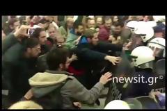 Ξύλο στο Ειρηνοδικείο για τους πλειστηριασμούς