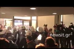 Ξύλο στο Ειρηνοδικείο για τους πλειστηριασμούς