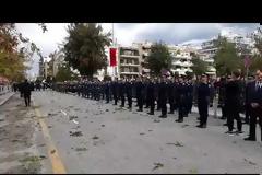 Πάτρα: Συγκλονιστική στιγμή - Οι φαντάροι απαγγέλλουν τον Εθνικό Ύμνο μπροστά από τον Ιερό Ναό του Αγίου Ανδρέα