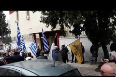 Στο στρατοδικείο οι στρατιωτικοί που αρνήθηκαν να υπηρετήσουν μετανάστες- Πλήθος κόσμου στο πλευρό τους: «Ελλάς Ελλάς ή ταν ή επί τας» [Βίντεο]