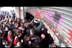 Έφοδος του ΠΑΜΕ στο υπουργείο Εργασίας - Τραυματίστηκαν διαδηλωτές και αστυνομικοί - Τράπηκαν σε φυγή τα ΜΑΤ (ΦΩΤΟ & ΒΙΝΤΕΟ)