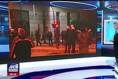Αντιεξουσιαστές έκαψαν την ελληνική σημαία και τραυμάτισαν αστυνομικούς στην Θεσσαλονίκη [Βίντεο]
