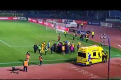 Χάος! Στο νοσοκομείο ball boy – Του πέταξαν κροτίδα οπαδοί του ΑΠΟΕΛ [video]