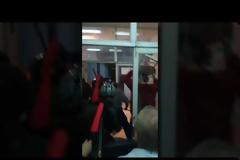 Βίντεο από τα επεισόδια στη Σαλαμίνα: Άγριο ξύλο με κοντάρια και καρέκλες