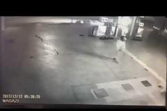 Η στιγμή που οι δράστες βάζουν τη βόμβα στο βενζινάδικο στην Ανάβυσσο [video]