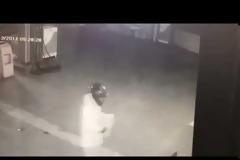 Η στιγμή που οι δράστες βάζουν τη βόμβα στο βενζινάδικο στην Ανάβυσσο [video]