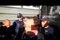 Μπλόκο των αστυνομικών με κλούβα στους διαδηλωτές στο Ειρηνοδικείο - 'Εξαλλη η Ζωή Κωνσταντοπούλου