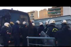 «Εξάψαλμος» Κωνσταντοπούλου σε ΜΑΤ και αξιωματικό της αστυνομίας έξω από το Ειρηνοδικείο: «Όνομα έχεις;..» (ΒΙΝΤΕΟ)