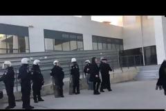 «Εξάψαλμος» Κωνσταντοπούλου σε ΜΑΤ και αξιωματικό της αστυνομίας έξω από το Ειρηνοδικείο: «Όνομα έχεις;..» (ΒΙΝΤΕΟ)