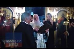 Καλάβρυτα: Ο Σκουρλέτης αρνήθηκε να φιλήσει το Ευαγγέλιο και... πάγωσε ο Αμβρόσιος