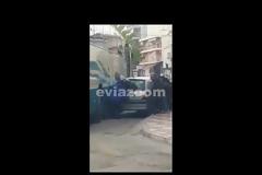 Χαλκίδα: Σήκωσαν στα χέρια αυτοκίνητο για να περάσει λεωφορείο (ΦΩΤΟ & ΒΙΝΤΕΟ)