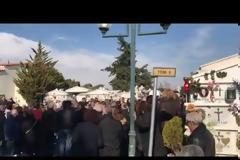 «Ο φονιάς μας έκαψε» -Μητέρα και κόρη στο ίδιο φέρετρο -Θρήνος και οργή στις κηδείες των θυμάτων του αστυνομικού [εικόνες και βίντεο]