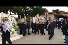 «Ο φονιάς μας έκαψε» -Μητέρα και κόρη στο ίδιο φέρετρο -Θρήνος και οργή στις κηδείες των θυμάτων του αστυνομικού [εικόνες και βίντεο]