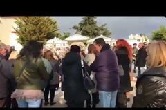 «Ο φονιάς μας έκαψε» -Μητέρα και κόρη στο ίδιο φέρετρο -Θρήνος και οργή στις κηδείες των θυμάτων του αστυνομικού [εικόνες και βίντεο]