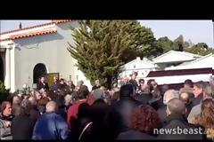 Θρήνος και οργή στη κηδεία των θυμάτων του αστυνομικού – «Ο φονιάς μας έκαψε...» (ΦΩΤΟ & ΒΙΝΤΕΟ)