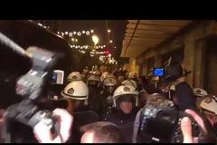 Επικεφαλής των ΜΑΤ στον Κουτσούμπα: Ποιος είσαι εσύ ρε;