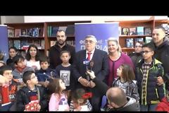 Χριστουγεννιάτικα κάλαντα στην Χρυσή Αυγή από παιδιά πολυτέκνων - [ Βίντεο ]