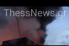 Κάηκε ολοσχερώς εργοστάσιο πλαστικών στη Σίνδο [photos+video]