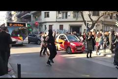 Τέλειος άνδρας στη Θεσσαλονίκη διέκοψε την κυκλοφορία για να… «ρίξει» έναν χορό (video)
