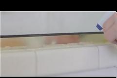 Πώς βγαίνει η μούχλα από τα δύσκολα σημεία στο μπάνιο [video]