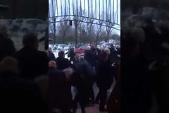 Μαλλια κουβάρια πάνω από το φέρετρο - Έπεξαν άγριο ξύλο σε κηδεία την ώρα που... [video]