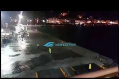Η μάχη του Blue Star Delos με τα μανιασμένα κύματα στο Αιγαίο (βίντεο)