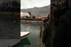 Πολύς κόσμος στον αγιασμό υδάτων στην ΠΑΛΑΙΡΟ (ΒΙΝΤΕΟ)