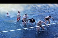 ΒΙΝΤΕΟ - Σπουδαστής της ΣΜΥ ''βρήκε'' το Σταυρό στην τελετή των Θεοφανείων στα Τρίκαλα
