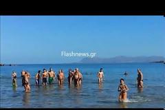 Θεοφάνεια: Βούτηξαν για τον σταυρό και οι χειμερινοί κολυμβητές στα Χανιά [photos+video]