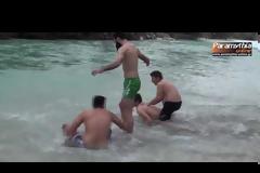 Θεοφάνεια στα παγωμένα μυθικά ύδατα του Αχέροντα - Βούτηξαν 3 φορές για να πιάσουν τον Σταυρό