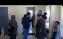 Τους πρόσφυγες και μετανάστες στο Λιμεναρχείο Λευκάδας επισκέφτηκε κλιμάκιο του ΚΚΕ με επικεφαλής τον Νίκο Μωραΐτη