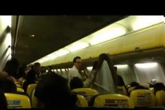 Αεροπλάνο μετατρέπεται σε ρινγκ στα 30.000 πόδια: Νύφη χτυπά με μανία την παράνυφο... [photos+video]