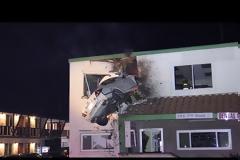 Καρέ καρέ πως «καρφώθηκε» το… «ιπτάμενο» αυτοκίνητο στον πρώτο όροφο κτιρίου [pics, vids]
