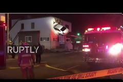 Καρέ καρέ πως «καρφώθηκε» το… «ιπτάμενο» αυτοκίνητο στον πρώτο όροφο κτιρίου [pics, vids]