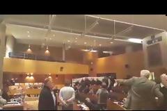 Χαμός στο δημοτικό συμβούλιο Θεσσαλονίκης - Εισβολή μελών της Χρυσής Αυγής [Βίντεο]