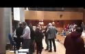 Χαμός στο δημοτικό συμβούλιο Θεσσαλονίκης - Εισβολή μελών της Χρυσής Αυγής [Βίντεο]