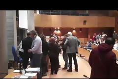 Χαμός στο δημοτικό συμβούλιο Θεσσαλονίκης - Εισβολή μελών της Χρυσής Αυγής [Βίντεο]