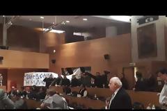 Χαμός στο δημοτικό συμβούλιο Θεσσαλονίκης - Εισβολή μελών της Χρυσής Αυγής [Βίντεο]